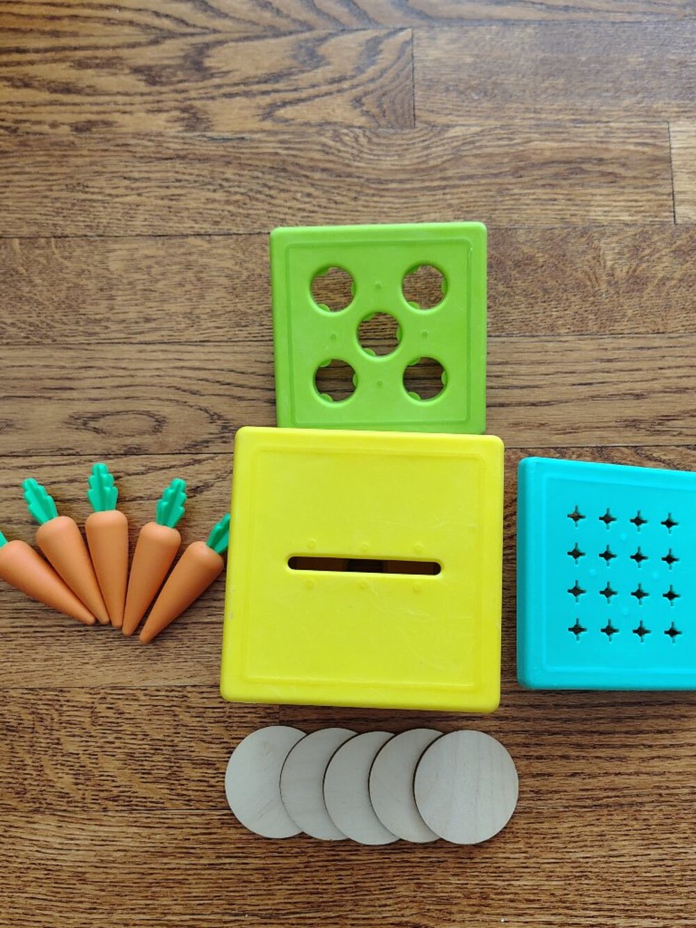 Lovevery wooden coin and carrot bank - Babbler Play Kit - 13-15 months